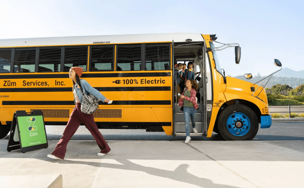 Children disembarking from a Zum all-electric bus
